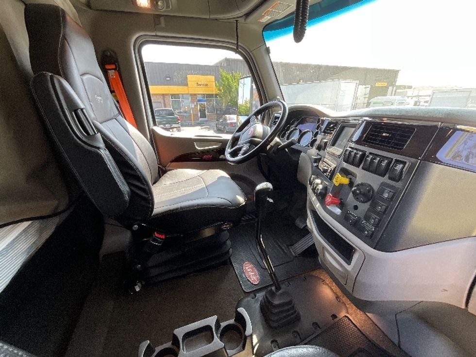 Sleeper Tractor-Heavy Duty Tractors-Peterbilt-2019-579-Torrance-CA-235,793\n\t\tmiles-$ 69,000 - Image 15