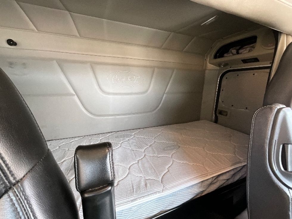 Sleeper Tractor-Heavy Duty Tractors-Peterbilt-2019-579-Torrance-CA-235,793\n\t\tmiles-$ 69,000 - Image 16