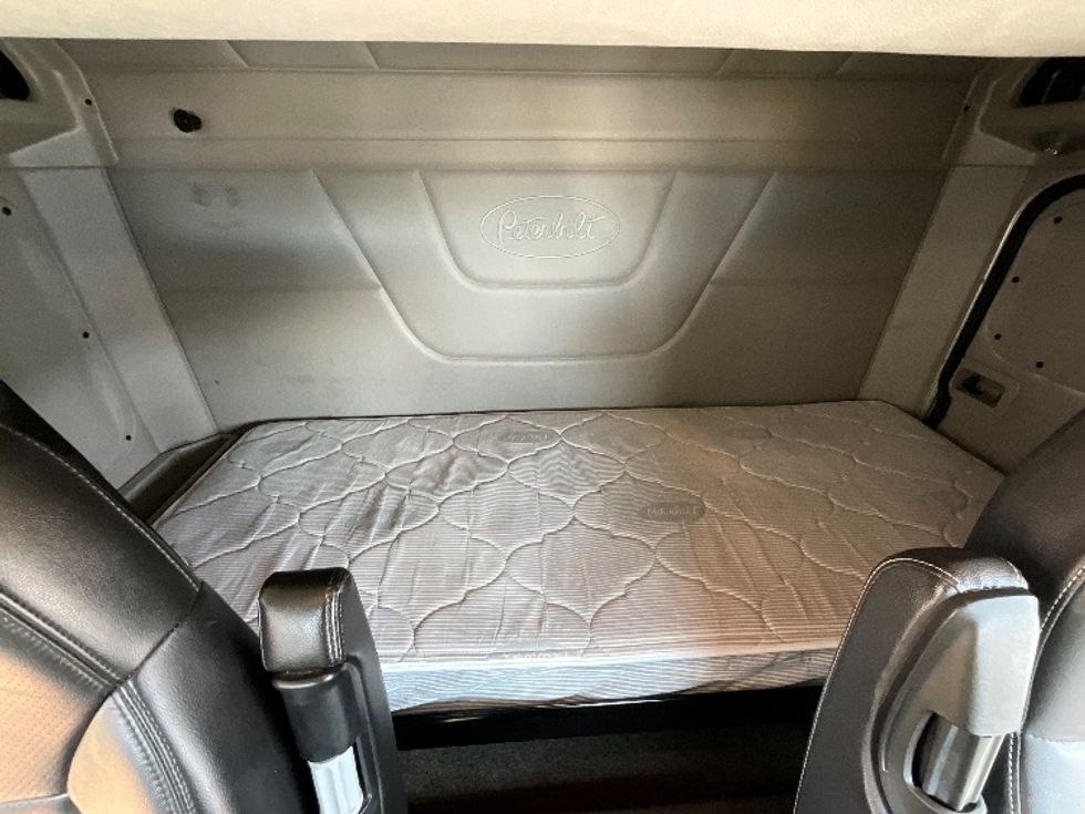 Sleeper Tractor-Heavy Duty Tractors-Peterbilt-2019-579-Torrance-CA-235,793\n\t\tmiles-$ 69,000 - Image 17