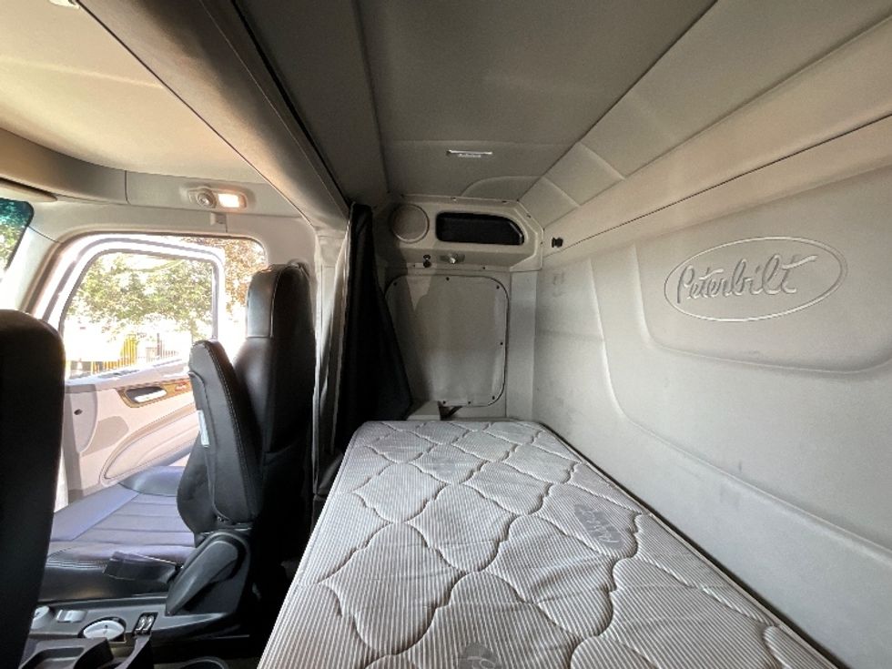 Sleeper Tractor-Heavy Duty Tractors-Peterbilt-2019-579-Torrance-CA-235,793\n\t\tmiles-$ 69,000 - Image 19