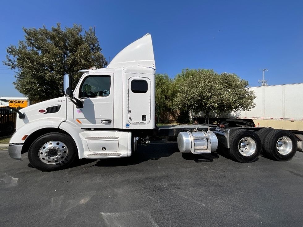 Sleeper Tractor-Heavy Duty Tractors-Peterbilt-2019-579-Torrance-CA-235,793\n\t\tmiles-$ 69,000 - Image 4