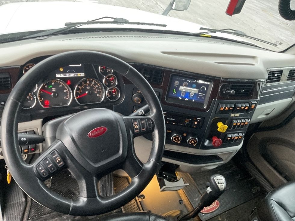 Sleeper Tractor-Heavy Duty Tractors-Peterbilt-2020-579-Akron-OH-181,218\n\t\tmiles-$ 65,500 - Image 11