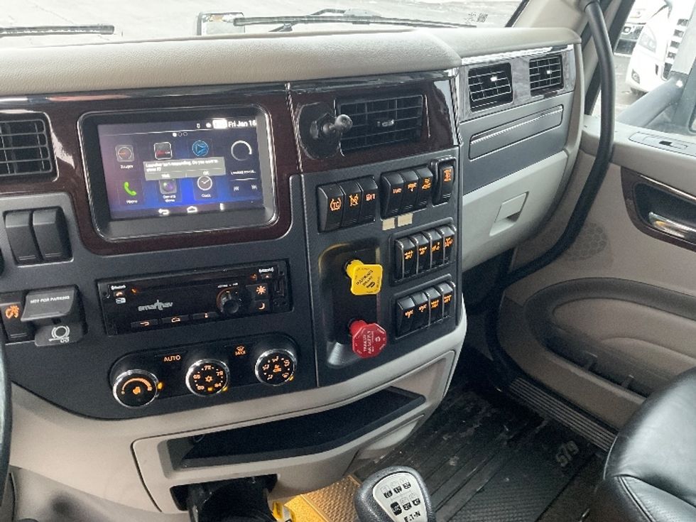 Sleeper Tractor-Heavy Duty Tractors-Peterbilt-2020-579-Akron-OH-181,218\n\t\tmiles-$ 65,500 - Image 12