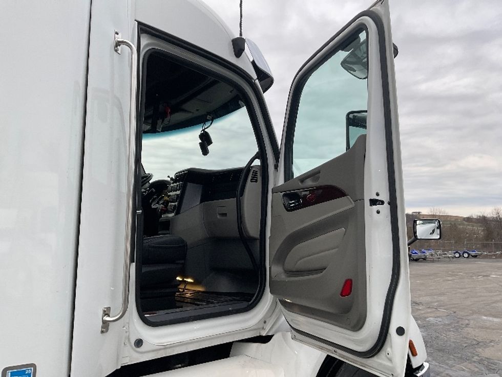 Sleeper Tractor-Heavy Duty Tractors-Peterbilt-2020-579-Akron-OH-181,218\n\t\tmiles-$ 65,500 - Image 13