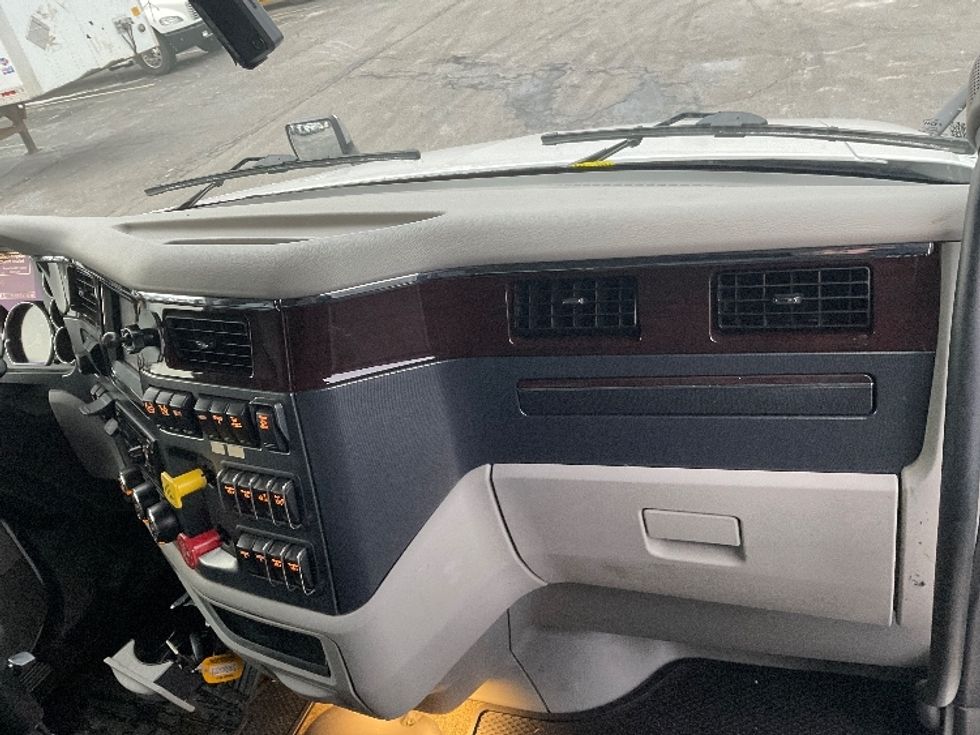 Sleeper Tractor-Heavy Duty Tractors-Peterbilt-2020-579-Akron-OH-181,218\n\t\tmiles-$ 65,500 - Image 14