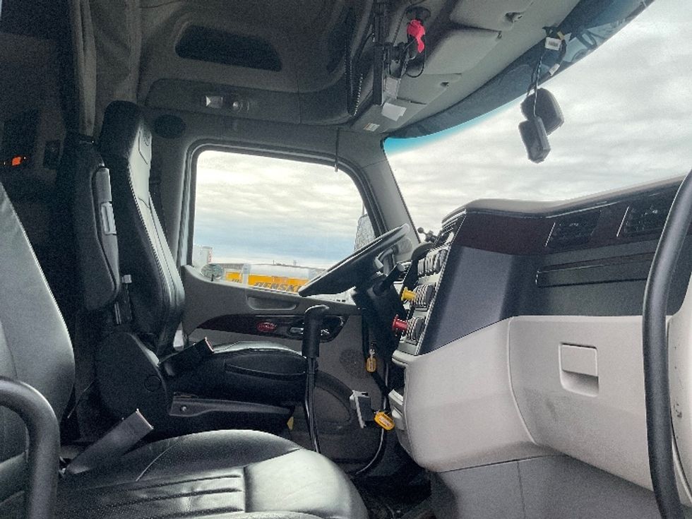 Sleeper Tractor-Heavy Duty Tractors-Peterbilt-2020-579-Akron-OH-181,218\n\t\tmiles-$ 65,500 - Image 15