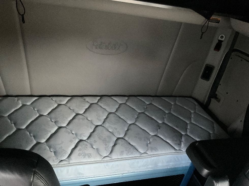 Sleeper Tractor-Heavy Duty Tractors-Peterbilt-2020-579-Akron-OH-181,218\n\t\tmiles-$ 65,500 - Image 16