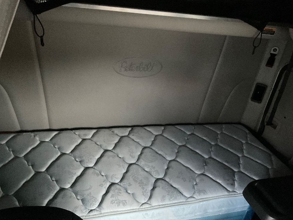 Sleeper Tractor-Heavy Duty Tractors-Peterbilt-2020-579-Akron-OH-181,218\n\t\tmiles-$ 65,500 - Image 17