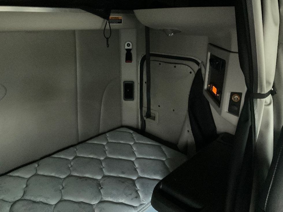 Sleeper Tractor-Heavy Duty Tractors-Peterbilt-2020-579-Akron-OH-181,218\n\t\tmiles-$ 65,500 - Image 18