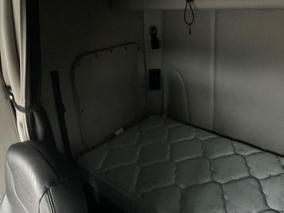 Sleeper Tractor-Heavy Duty Tractors-Peterbilt-2020-579-Akron-OH-181,218\n\t\tmiles-$ 65,500 - Image 19