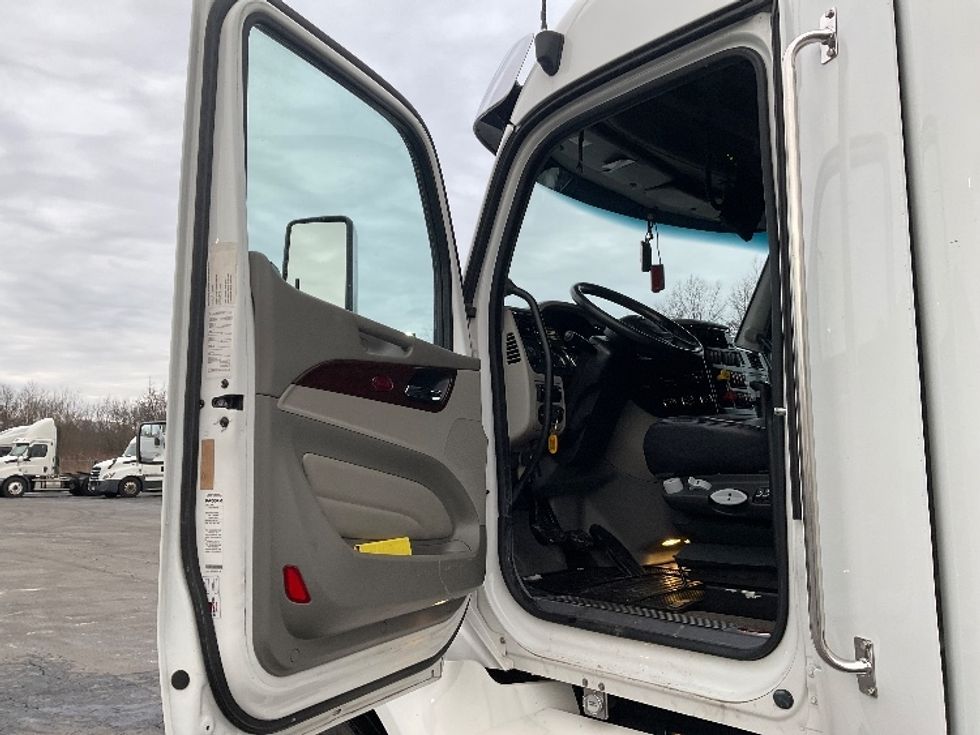 Sleeper Tractor-Heavy Duty Tractors-Peterbilt-2020-579-Akron-OH-181,218\n\t\tmiles-$ 65,500 - Image 9