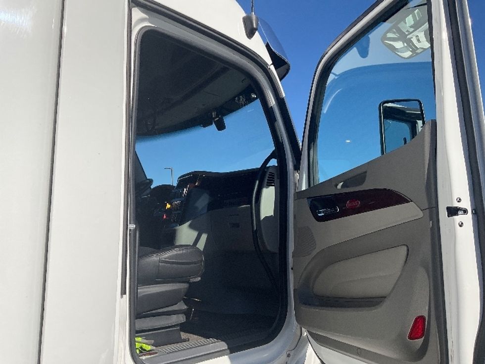 Sleeper Tractor-Heavy Duty Tractors-Peterbilt-2020-579-Akron-OH-235,218\n\t\tmiles-$ 68,750 - Image 22