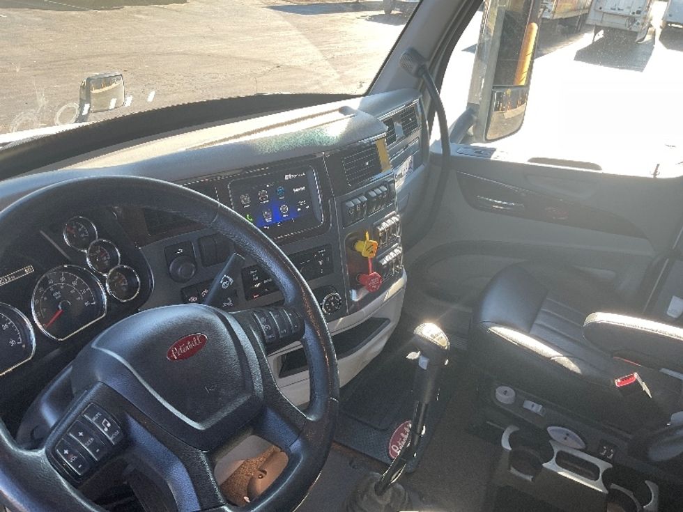 Sleeper Tractor-Heavy Duty Tractors-Peterbilt-2020-579-Akron-OH-235,218\n\t\tmiles-$ 68,750 - Image 9