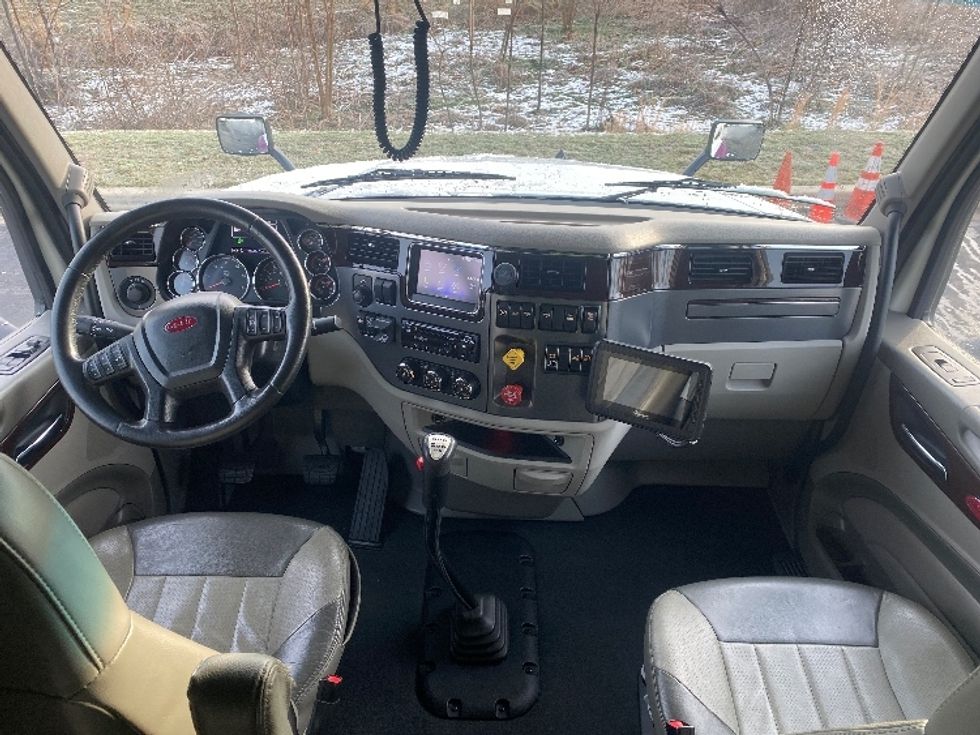 Sleeper Tractor-Heavy Duty Tractors-Peterbilt-2020-579-Jessup-MD-239,663\n\t\tmiles-$ 70,500 - Image 12
