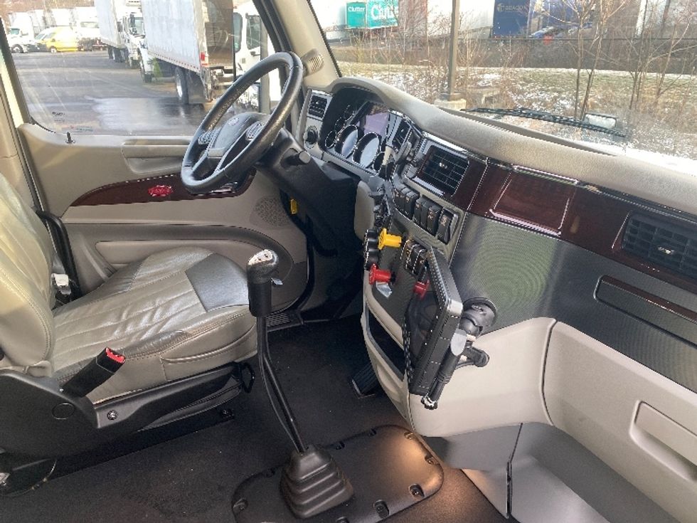 Sleeper Tractor-Heavy Duty Tractors-Peterbilt-2020-579-Jessup-MD-239,663\n\t\tmiles-$ 70,500 - Image 15