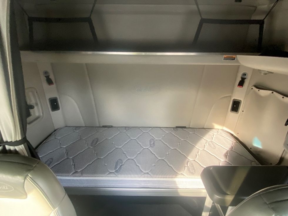 Sleeper Tractor-Heavy Duty Tractors-Peterbilt-2020-579-Jessup-MD-239,663\n\t\tmiles-$ 70,500 - Image 16