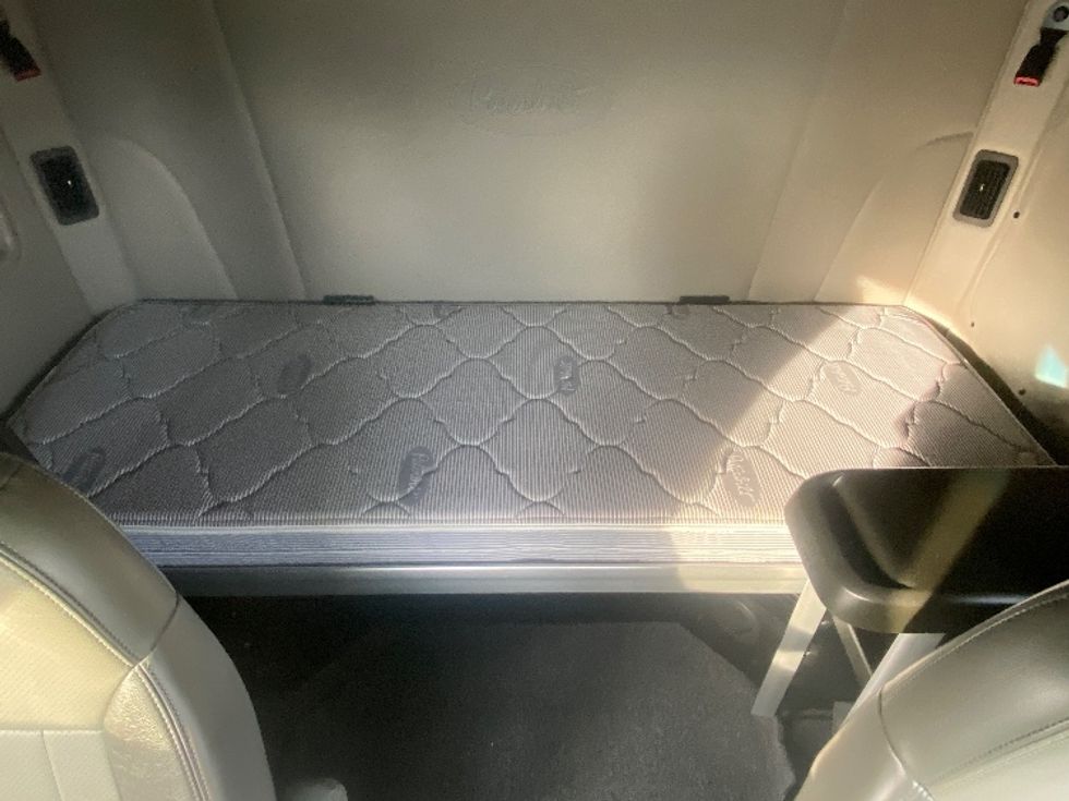 Sleeper Tractor-Heavy Duty Tractors-Peterbilt-2020-579-Jessup-MD-239,663\n\t\tmiles-$ 70,500 - Image 17