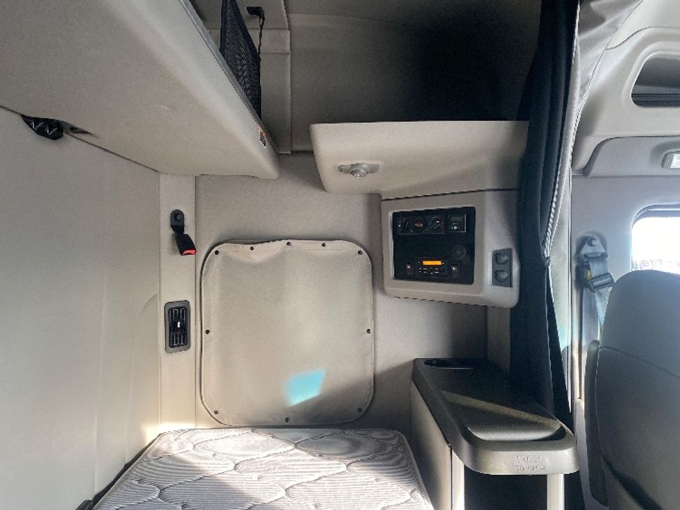 Sleeper Tractor-Heavy Duty Tractors-Peterbilt-2020-579-Jessup-MD-239,663\n\t\tmiles-$ 70,500 - Image 18