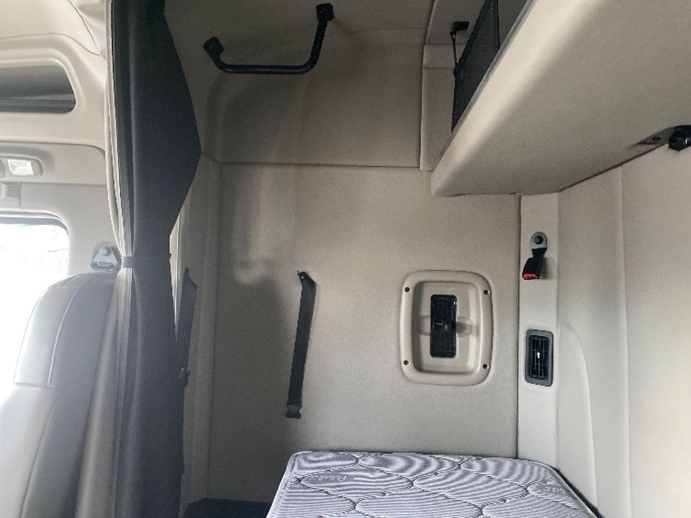 Sleeper Tractor-Heavy Duty Tractors-Peterbilt-2020-579-Jessup-MD-239,663\n\t\tmiles-$ 70,500 - Image 19