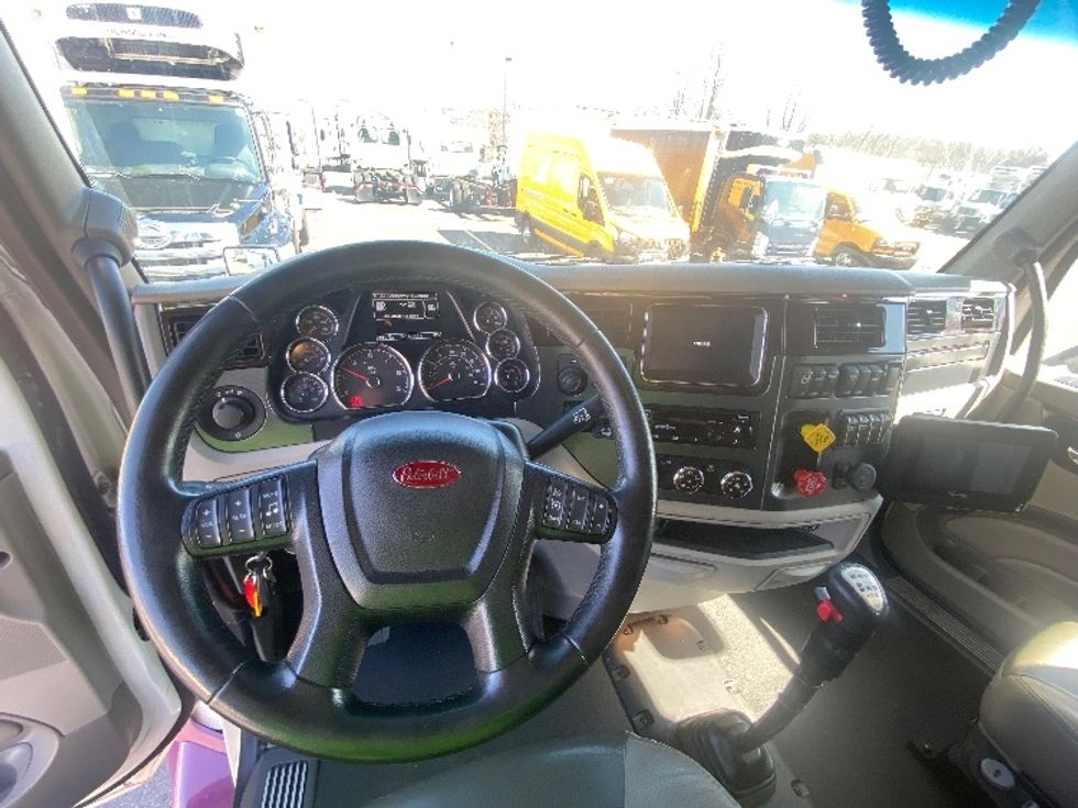 Sleeper Tractor-Heavy Duty Tractors-Peterbilt-2020-579-Jessup-MD-245,602\n\t\tmiles-$ 65,000 - Image 11