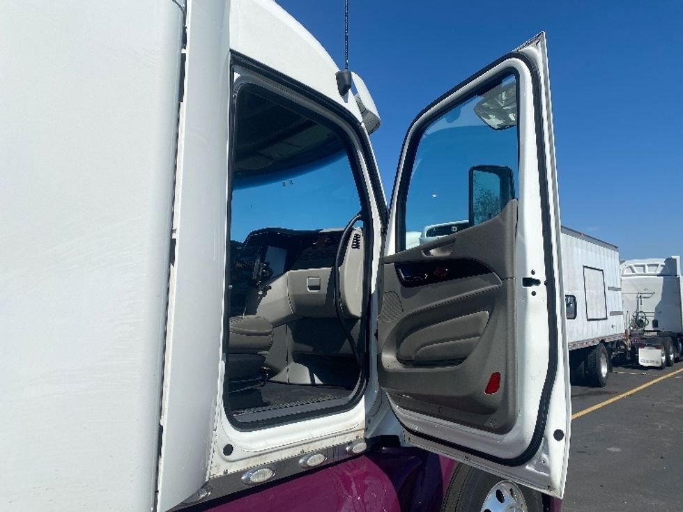 Sleeper Tractor-Heavy Duty Tractors-Peterbilt-2020-579-Jessup-MD-245,602\n\t\tmiles-$ 65,000 - Image 13