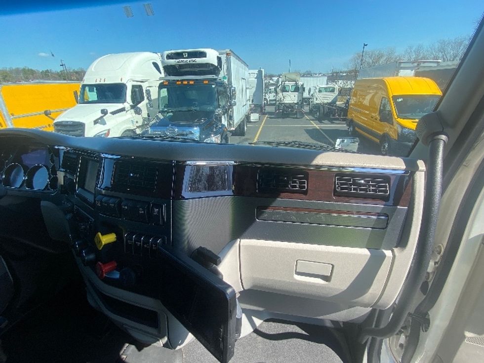 Sleeper Tractor-Heavy Duty Tractors-Peterbilt-2020-579-Jessup-MD-245,602\n\t\tmiles-$ 65,000 - Image 14