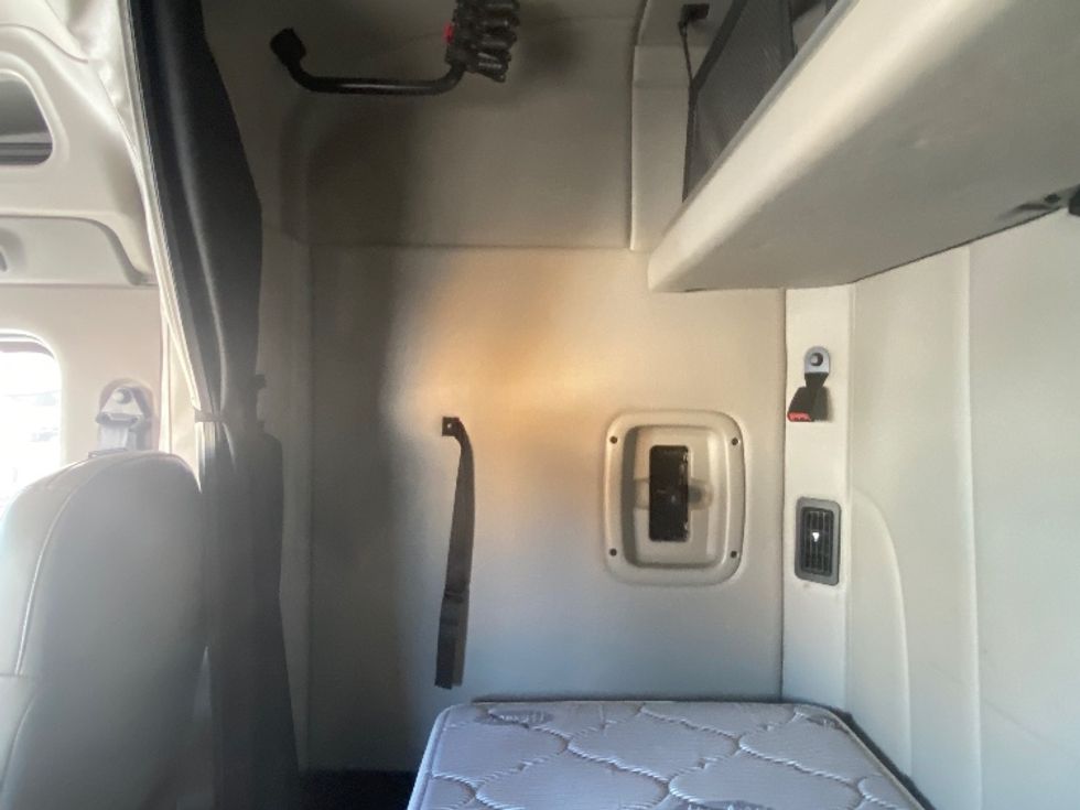 Sleeper Tractor-Heavy Duty Tractors-Peterbilt-2020-579-Jessup-MD-245,602\n\t\tmiles-$ 65,000 - Image 19