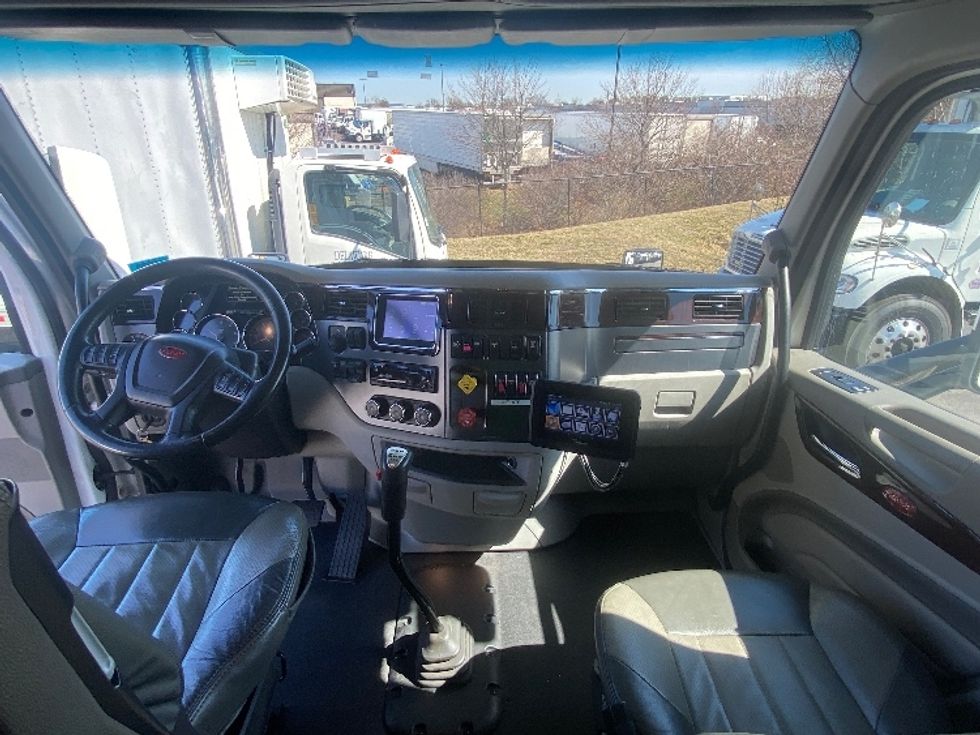 Sleeper Tractor-Heavy Duty Tractors-Peterbilt-2020-579-Jessup-MD-247,400\n\t\tmiles-$ 71,250 - Image 12