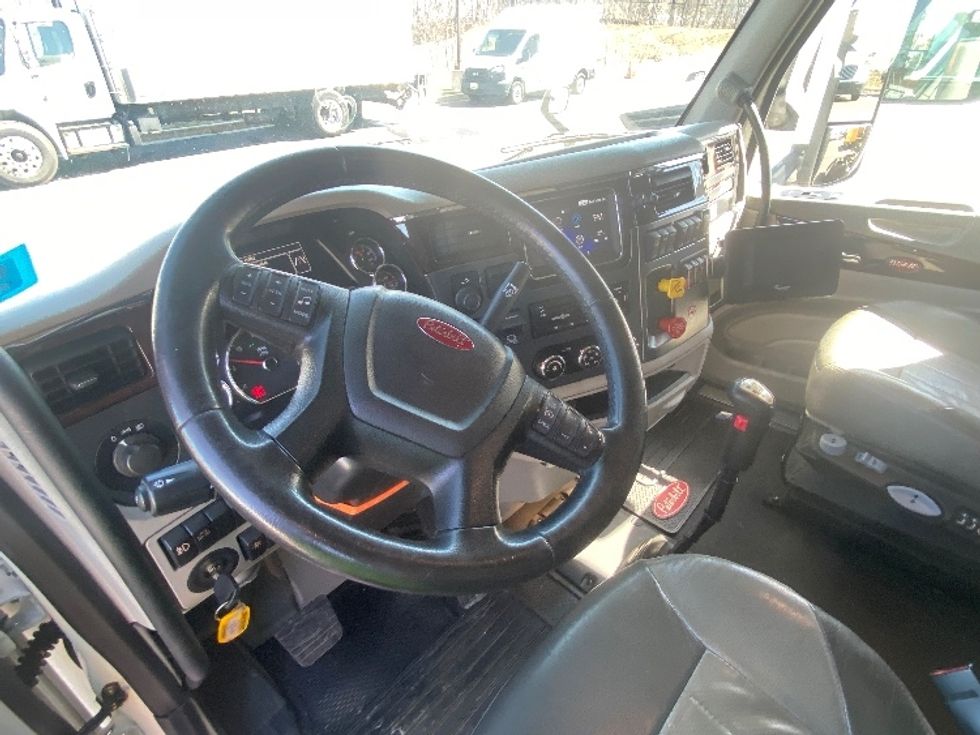 Sleeper Tractor-Heavy Duty Tractors-Peterbilt-2020-579-Jessup-MD-252,069\n\t\tmiles-$ 64,750 - Image 10