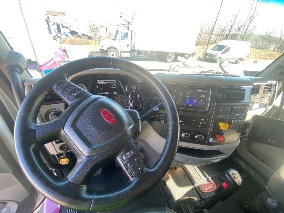 Sleeper Tractor-Heavy Duty Tractors-Peterbilt-2020-579-Jessup-MD-252,069\n\t\tmiles-$ 64,750 - Image 11