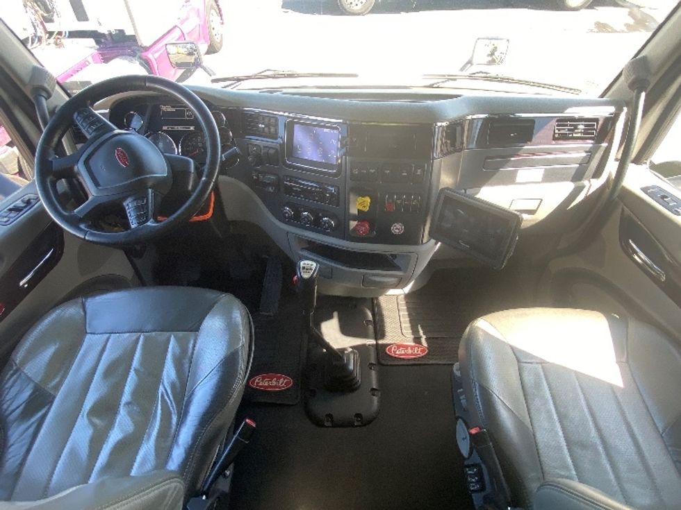 Sleeper Tractor-Heavy Duty Tractors-Peterbilt-2020-579-Jessup-MD-252,069\n\t\tmiles-$ 64,750 - Image 12