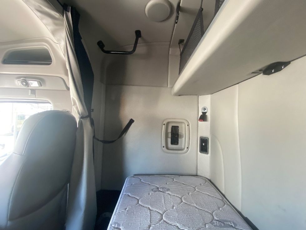 Sleeper Tractor-Heavy Duty Tractors-Peterbilt-2020-579-Jessup-MD-252,069\n\t\tmiles-$ 64,750 - Image 19