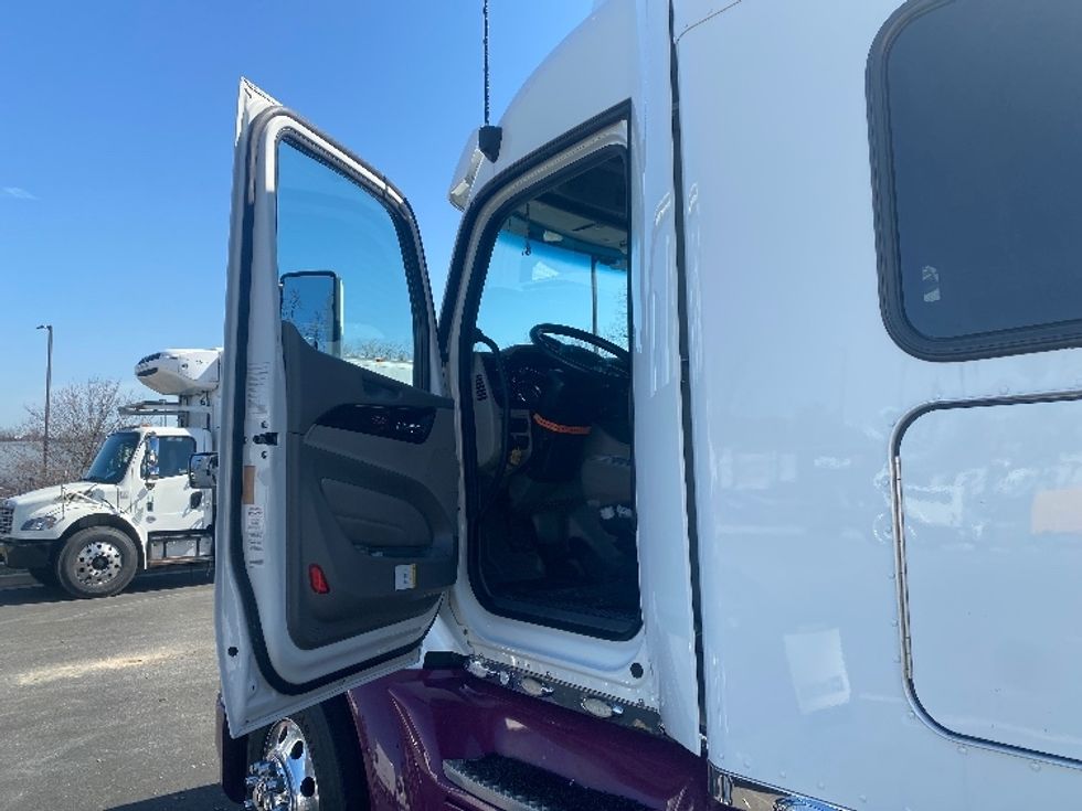 Sleeper Tractor-Heavy Duty Tractors-Peterbilt-2020-579-Jessup-MD-252,069\n\t\tmiles-$ 64,750 - Image 9