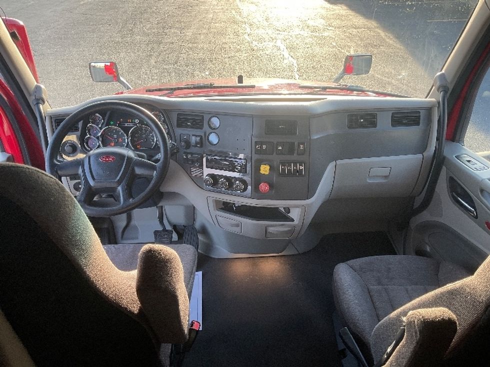Sleeper Tractor-Heavy Duty Tractors-Peterbilt-2020-579-La Vergne-TN-421,176\n\t\tmiles-$ 61,500 - Image 12