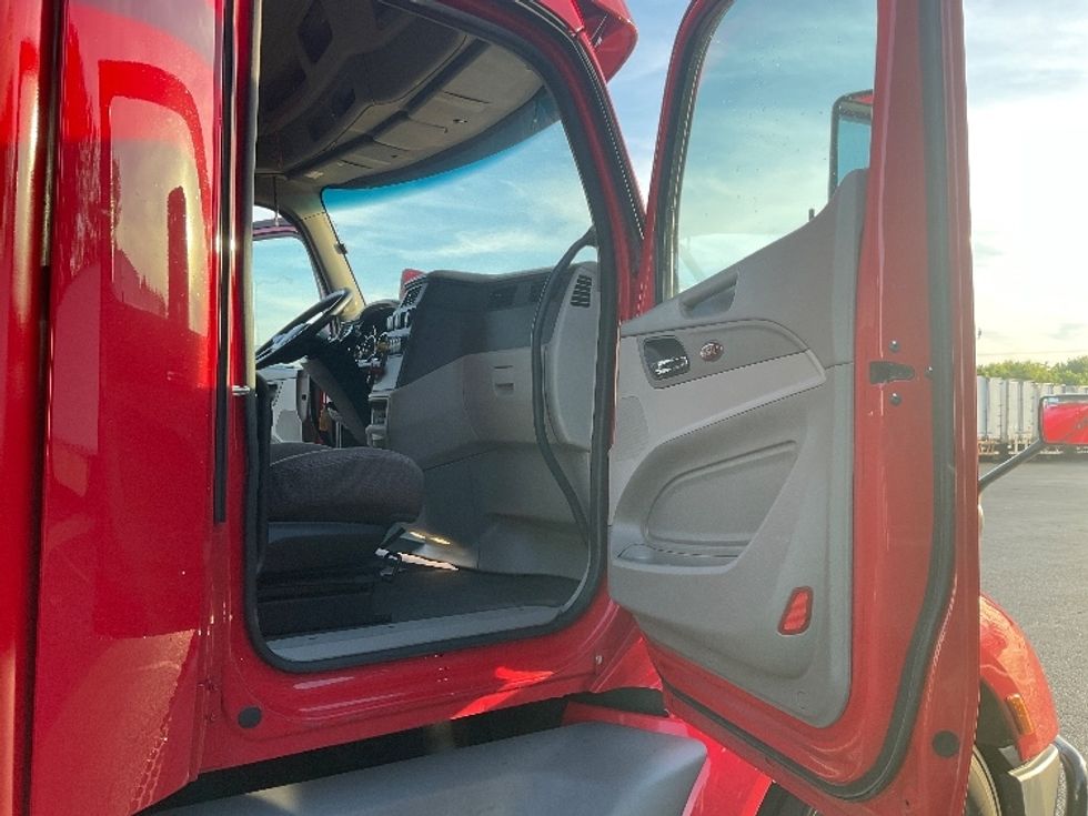 Sleeper Tractor-Heavy Duty Tractors-Peterbilt-2020-579-La Vergne-TN-421,176\n\t\tmiles-$ 61,500 - Image 13