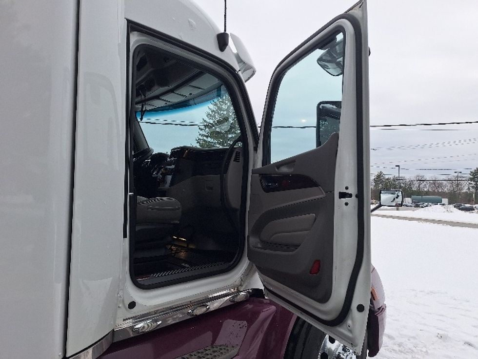 Sleeper Tractor-Heavy Duty Tractors-Peterbilt-2020-579-Londonderry-NH-157,220\n\t\tmiles-$ 79,750 - Image 13