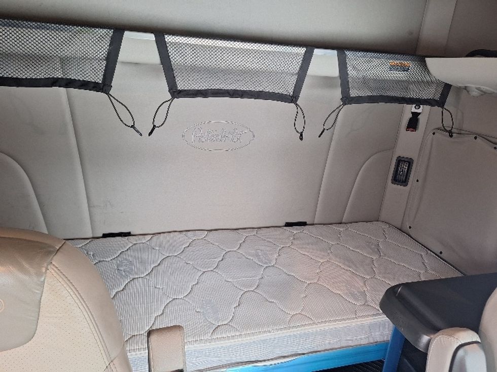 Sleeper Tractor-Heavy Duty Tractors-Peterbilt-2020-579-Londonderry-NH-157,220\n\t\tmiles-$ 79,750 - Image 16