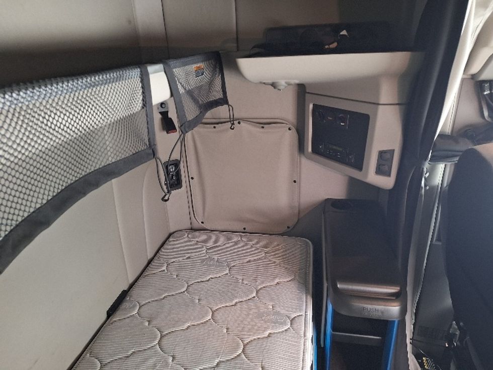 Sleeper Tractor-Heavy Duty Tractors-Peterbilt-2020-579-Londonderry-NH-157,220\n\t\tmiles-$ 79,750 - Image 18