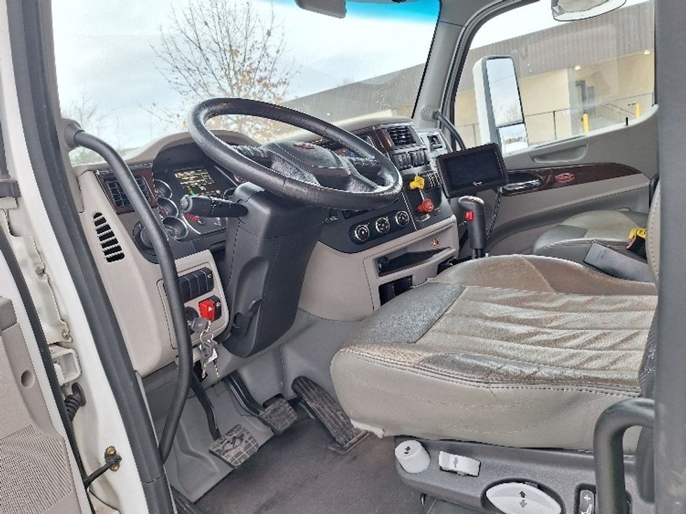 Sleeper Tractor-Heavy Duty Tractors-Peterbilt-2020-579-Londonderry-NH-195,419\n\t\tmiles-$ 77,000 - Image 10