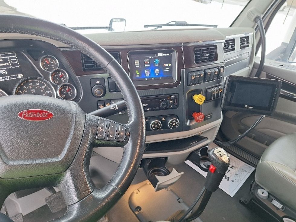 Sleeper Tractor-Heavy Duty Tractors-Peterbilt-2020-579-Londonderry-NH-195,419\n\t\tmiles-$ 77,000 - Image 12