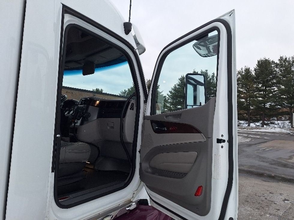 Sleeper Tractor-Heavy Duty Tractors-Peterbilt-2020-579-Londonderry-NH-195,419\n\t\tmiles-$ 77,000 - Image 13