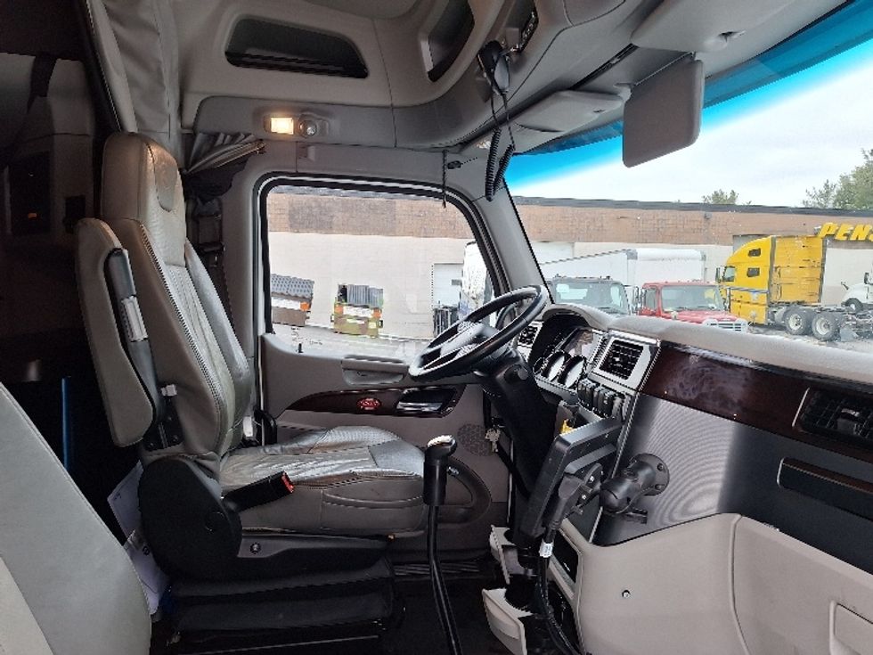 Sleeper Tractor-Heavy Duty Tractors-Peterbilt-2020-579-Londonderry-NH-195,419\n\t\tmiles-$ 77,000 - Image 15