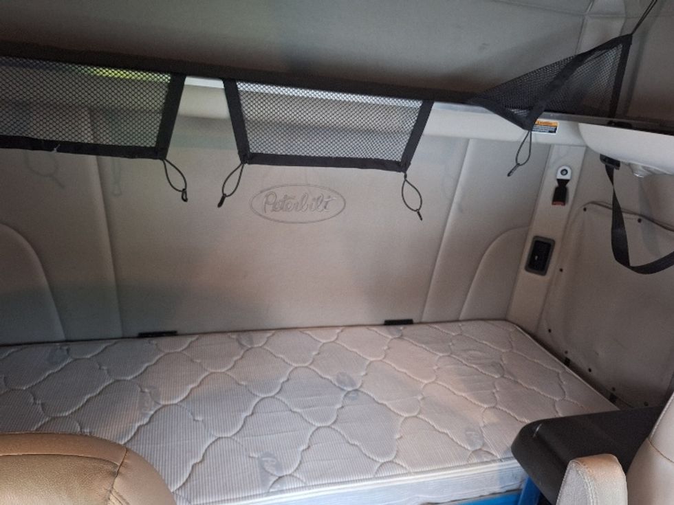 Sleeper Tractor-Heavy Duty Tractors-Peterbilt-2020-579-Londonderry-NH-195,419\n\t\tmiles-$ 77,000 - Image 16