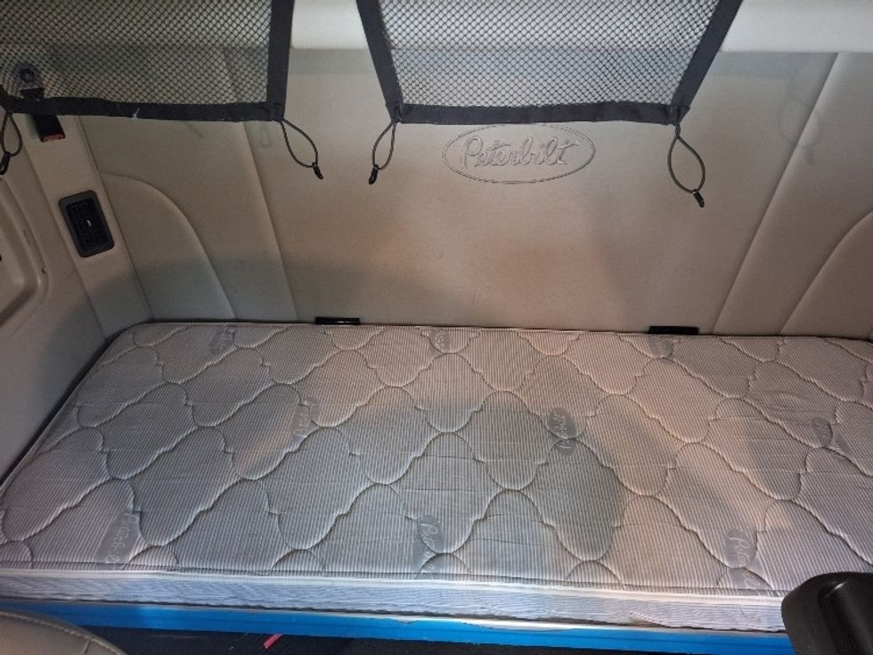 Sleeper Tractor-Heavy Duty Tractors-Peterbilt-2020-579-Londonderry-NH-195,419\n\t\tmiles-$ 77,000 - Image 17