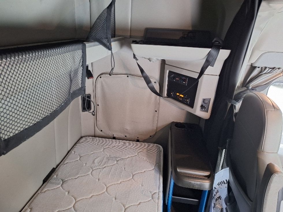 Sleeper Tractor-Heavy Duty Tractors-Peterbilt-2020-579-Londonderry-NH-195,419\n\t\tmiles-$ 77,000 - Image 18