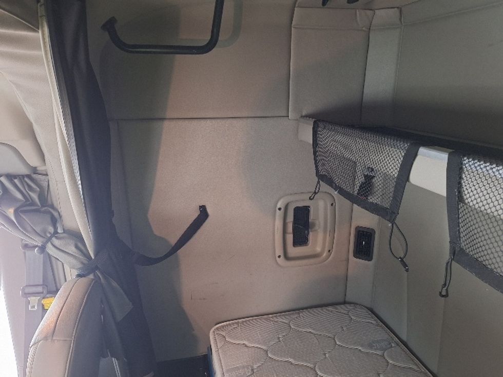 Sleeper Tractor-Heavy Duty Tractors-Peterbilt-2020-579-Londonderry-NH-195,419\n\t\tmiles-$ 77,000 - Image 19