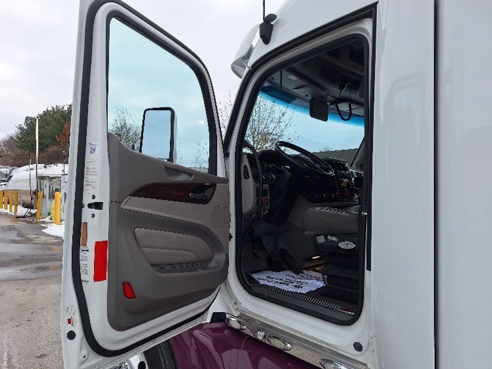 Sleeper Tractor-Heavy Duty Tractors-Peterbilt-2020-579-Londonderry-NH-195,419\n\t\tmiles-$ 77,000 - Image 9