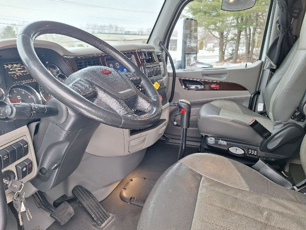 Sleeper Tractor-Heavy Duty Tractors-Peterbilt-2020-579-Londonderry-NH-261,733\n\t\tmiles-$ 67,000 - Image 10