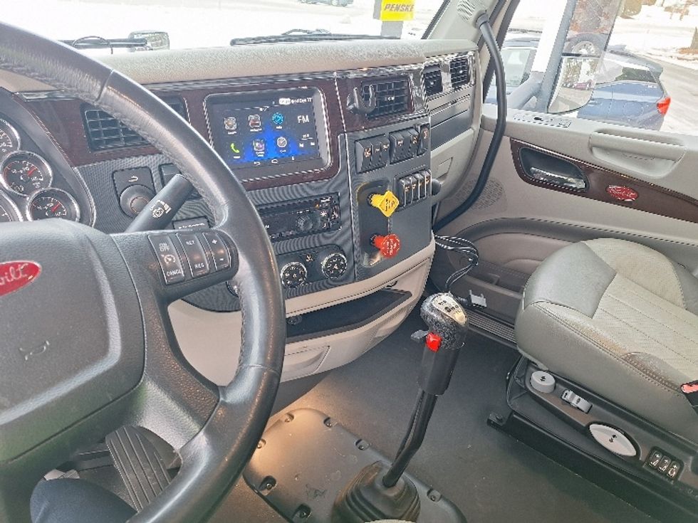 Sleeper Tractor-Heavy Duty Tractors-Peterbilt-2020-579-Londonderry-NH-261,733\n\t\tmiles-$ 67,000 - Image 12