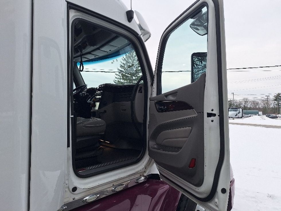 Sleeper Tractor-Heavy Duty Tractors-Peterbilt-2020-579-Londonderry-NH-261,733\n\t\tmiles-$ 67,000 - Image 13